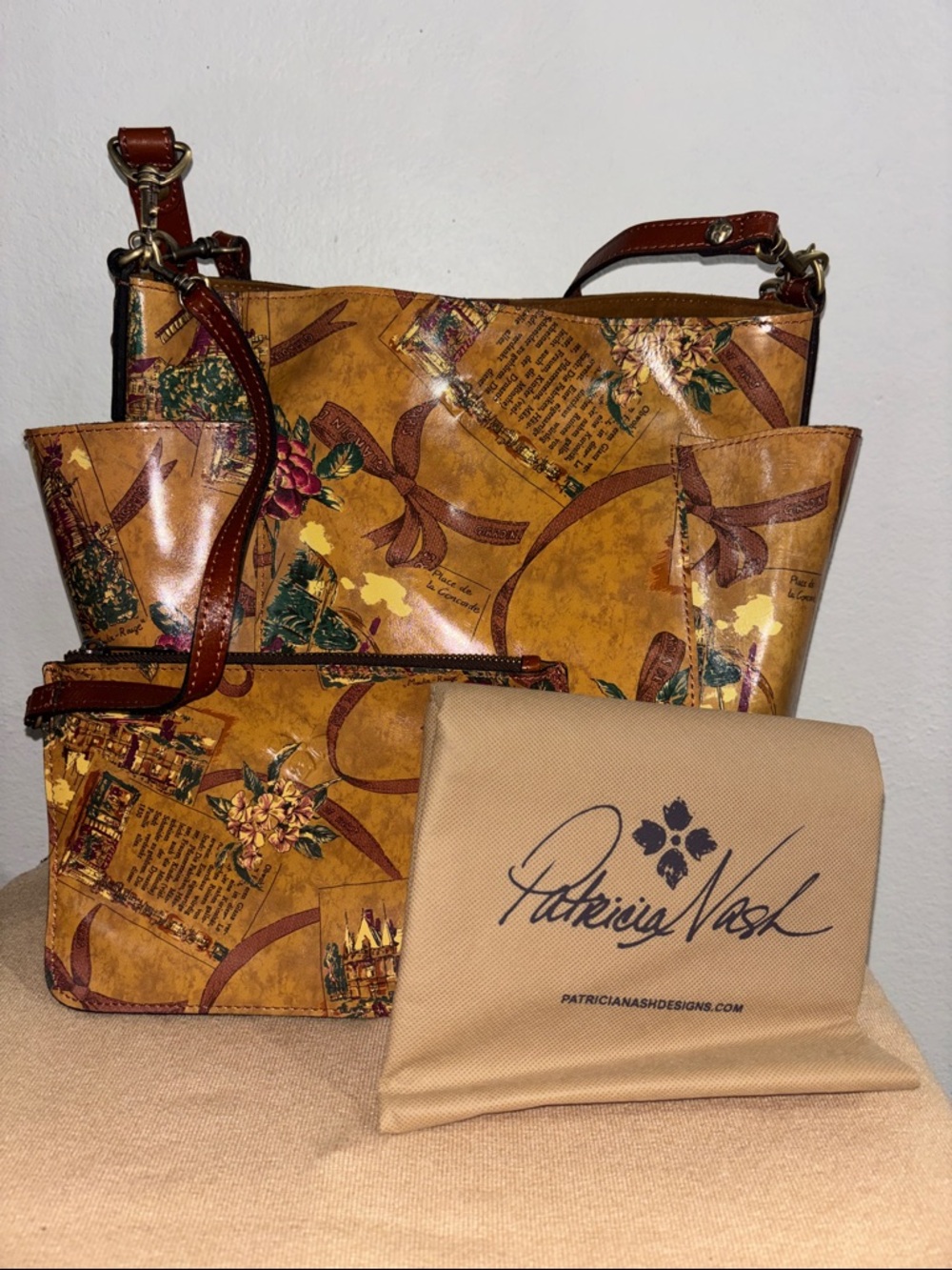 PatriciaNash NWOT Hetherset MyEuropean Trip crossbody/Bucket Bag,Pouch, dustbag